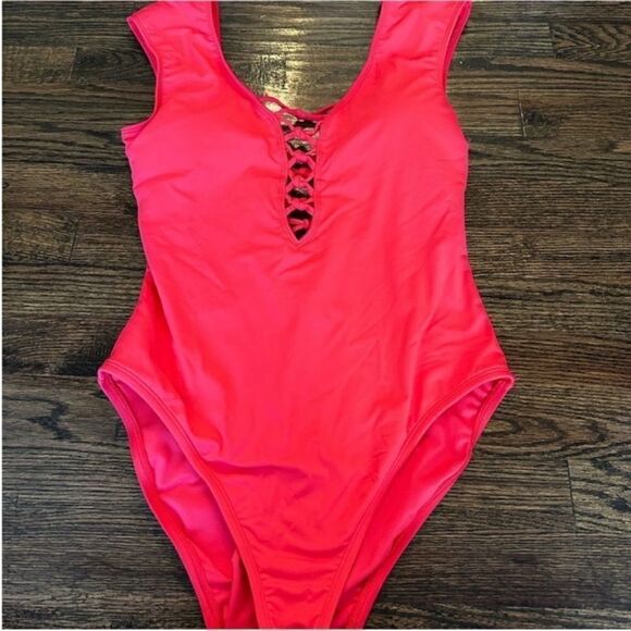 Bleu Rod Beattie Hole in One Cap Sleeve Lattice Mio in Carmine - Picture 3 of 6